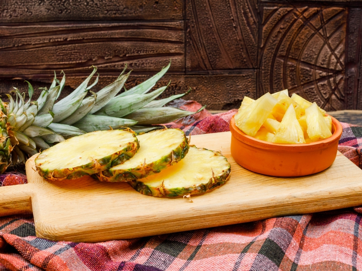eat pineapple the right way